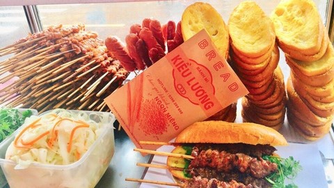 Kiều Lương - Bánh Mì Bơ Mật Ong & Thịt Xiên