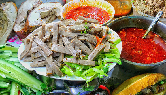 Bánh Mì Heo Quay Ty - Chợ Cồn