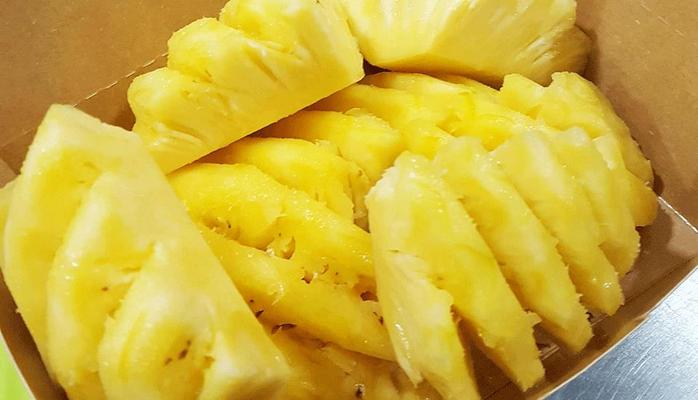 Quán Cô Thơm - Thơm Gọt Sẵn & Nước Dừa