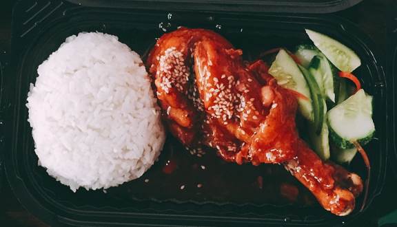 Cún - Cơm Gà Sốt Cay - Hủ Tiếu Bò Kho