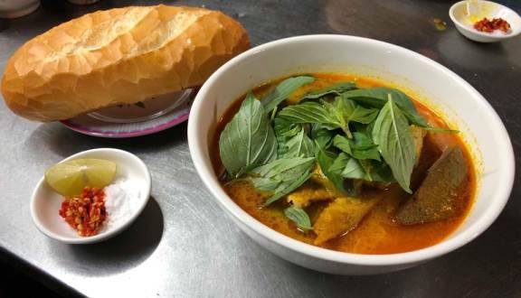 Cô Ba Loan - Cơm Gà Ta Tam Kỳ - Huỳnh Tấn Phát