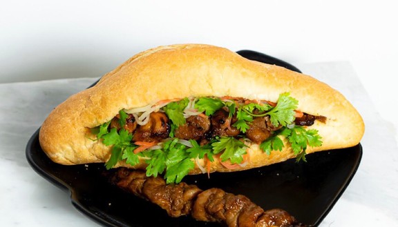 Anh Thanh Niên - Bánh Mì Thịt Xiên Nướng
