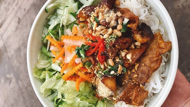 CÔ VY - BÚN XÀO, MÌ XÀO, NUI XÀO