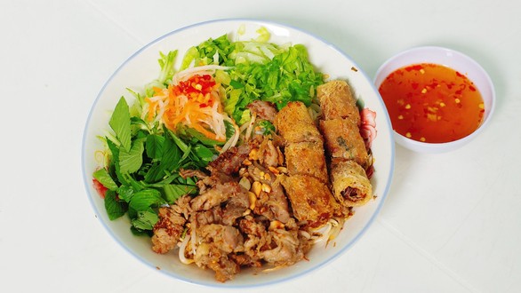 Bếp Má Thắm - Bún Thịt Xào & Bún Chả Giò - Trần Minh Sơn