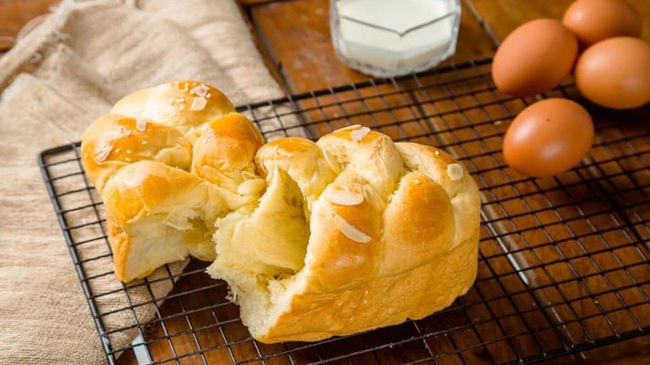 Cô Hồng - Bánh Mì Ngọt