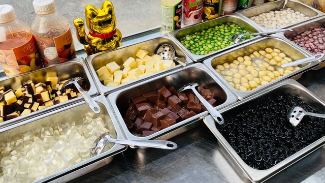 YUI - Trà Sữa Đóng Chai & Bánh Tráng Trộn Sài Gòn