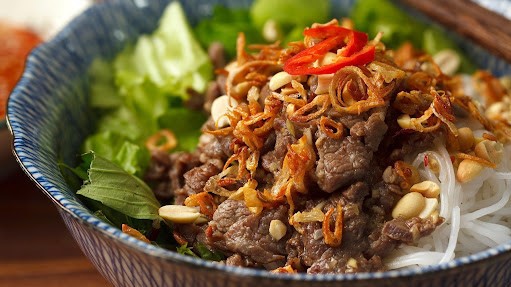 Bún Bò Xào 318 & Bò Bít Tết Hải Nam - Cách Mạng Tháng 8