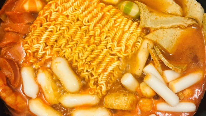 Bà Bi Péo - Tokbokki & Xiên Que - Cây Cám
