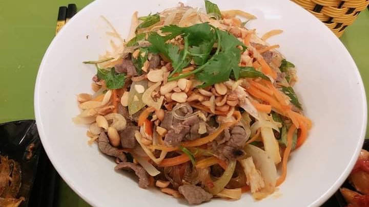 Anh Quân - Miến Trộn & Chè Dừa Dầm - Trần Hưng Đạo