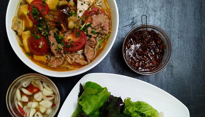 Quán Bún Riêu Cua Đồng Tóp Mỡ - Bạch Đằng