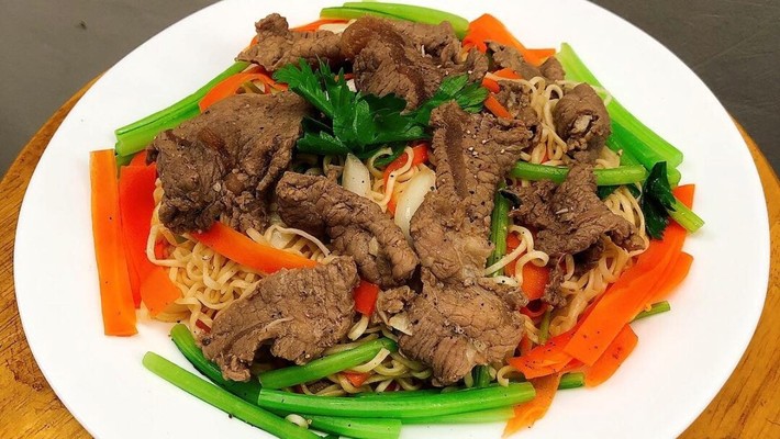 Yến Nhi - Cá Viên Chiên & Mì Nui Xào Bò