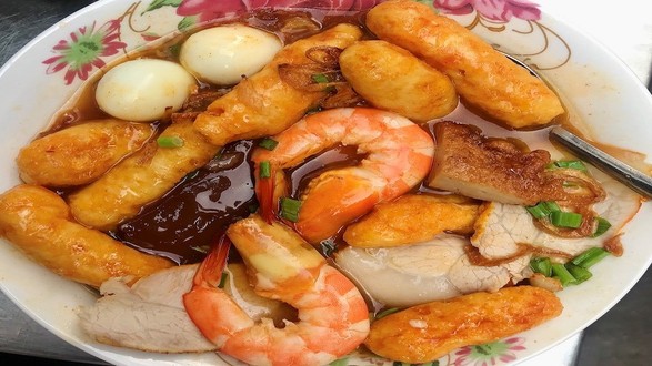 Bánh Canh Giò Heo Tuyết - Xóm Đất