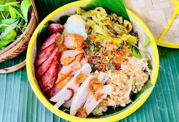 Phương Dung - Xôi Đùi Gà Sốt Mắm Tỏi & Bánh Mì Xá Xíu - Nguyễn Ái Quốc