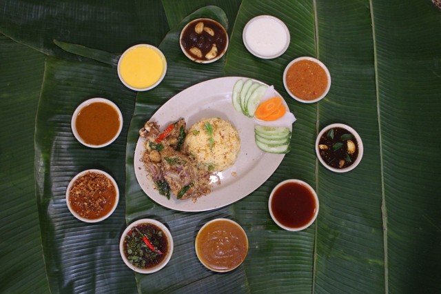 Cơm Gà Xối Mỡ Long Ký - 39 Phạm Văn Hai