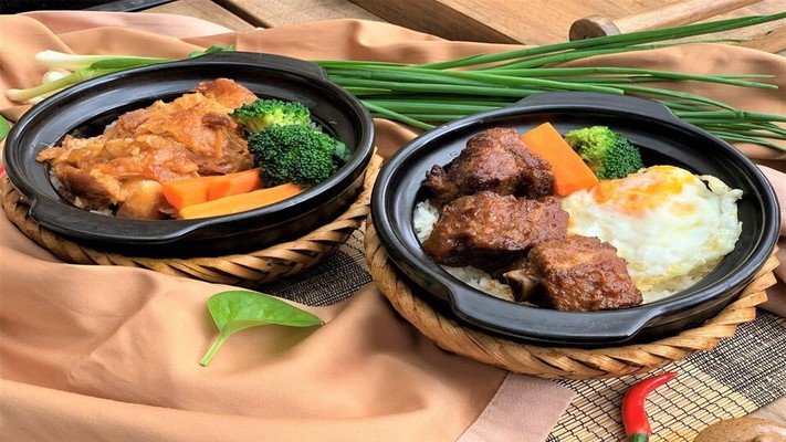 Thần Tài Quán - Cơm Thịt Quay & Cơm Chiên Xá Xíu - Phúc Tân