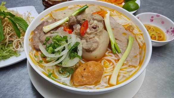 Bún Bò Huế Cô Sam - Nguyễn Văn Linh