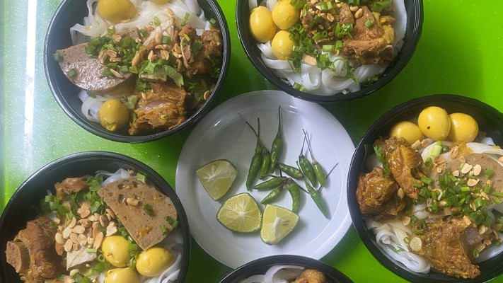 QUÁN ĂN MIỀN TRUNG DÌ ÚT - CƠM GÀ & BÚN BÒ - Võ Thị Sáu