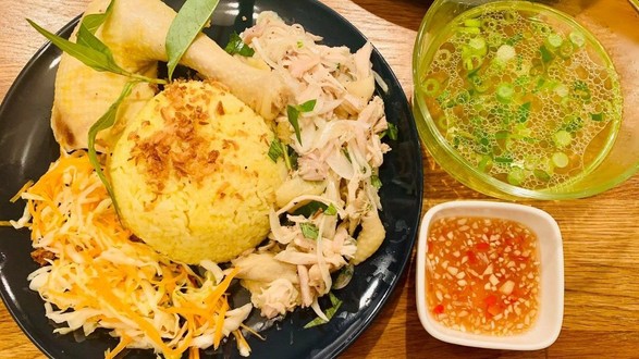 Cơm Gà Ta & Cơm Gà Xốt Mắm Tỏi Xứ Nẫu - Trần Não