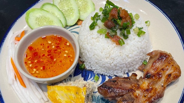 Tiệm Ăn Chú Ba - Cơm Gà Hải Nam & Cơm Tấm Sườn Nướng