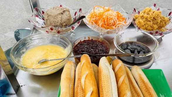 Bánh Mì Que Gion Gion - Tiểu La