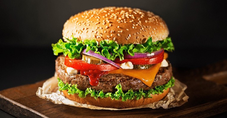 Heo Con - Cơm Gà Sốt, Da Gà & Hamburger - Đình Phong Phú