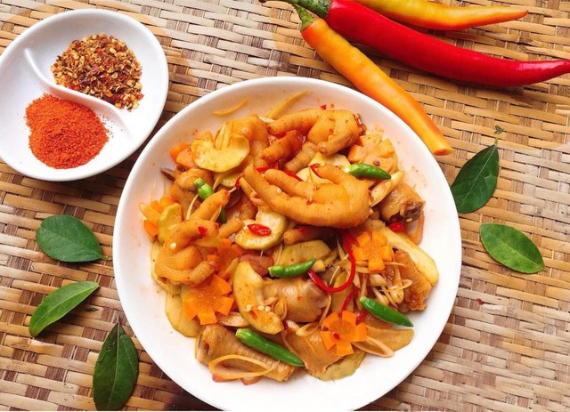 Cô Nhỏ - Chân Gà Tiến Vua, Sốt Thái
