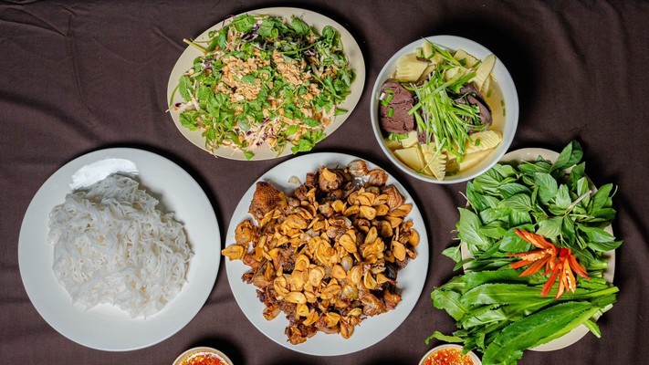 Gánh Hàng Ngan - Ngan Cháy Tỏi & Phở Cuốn, Phở Chiên Phồng - Hoàng Minh Giám