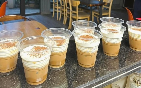 Bar. A Cafe Và Bánh Mì