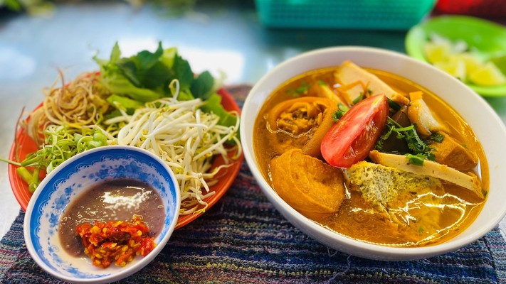 BÚN RIÊU & BÒ KHO - TRIỀU
