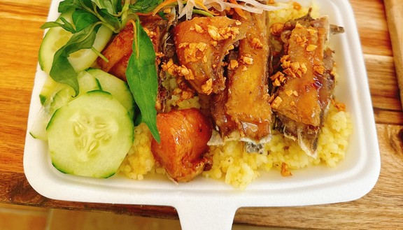 Cơm Gà Xối Mắm Nguyễn Nhuận - 68 Đặng Tất