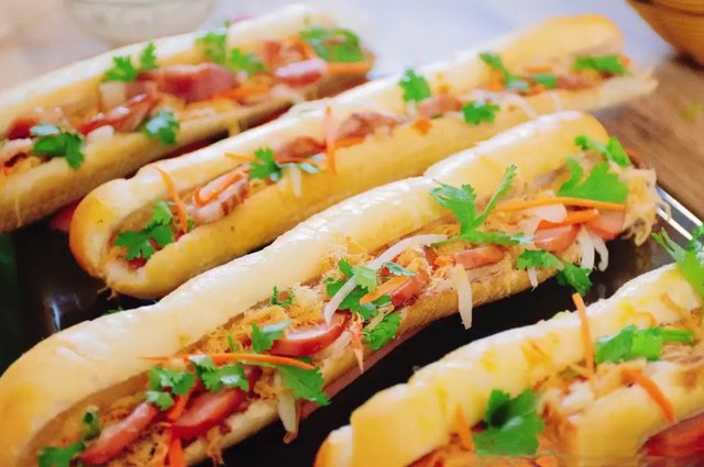 Bánh Mì Que & Cà Phê Muối - 10 Điềm Phùng Thị