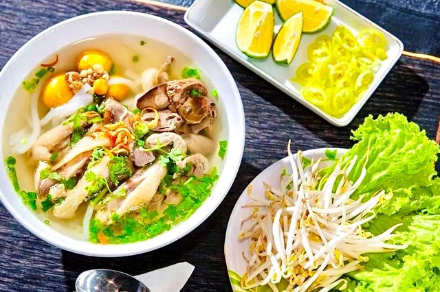 Bánh Canh Má Năm - Bánh Canh Gà Xé - Đường 39