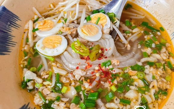 Cô Mễ Bánh Canh - Gà Ủ Muối