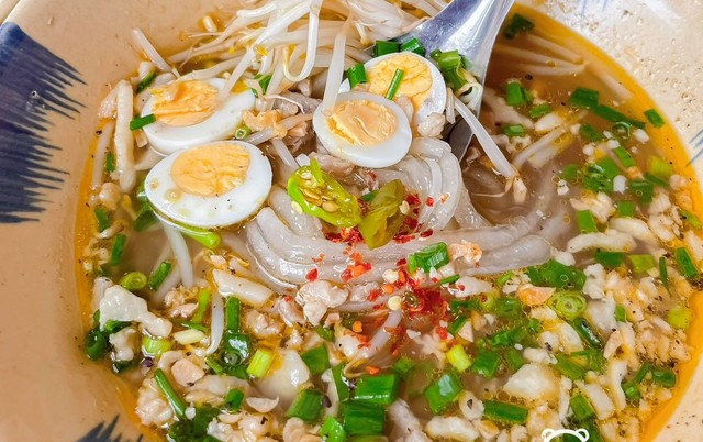 Cô Mễ Bánh Canh - Gà Ủ Muối