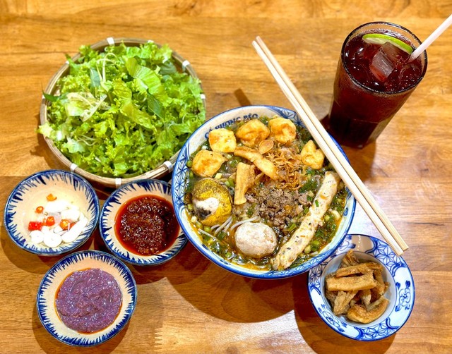 Cô Hương Béo - Bún Riêu Tóp Mỡ Mọc Giòn - Hậu Giang