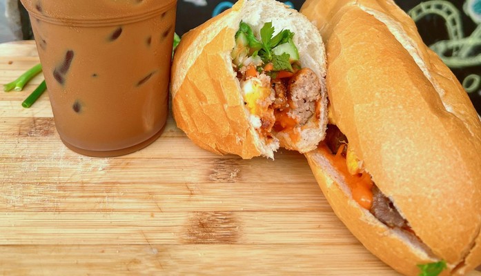 Bánh Đúc Nóng & Bánh Mì Thịt Nướng - Cô Thy