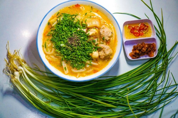 Bánh Canh Quảng Trị "Vị Quê Trong Phố" - 425 Âu Cơ