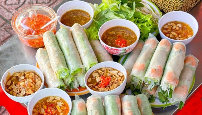 Cô Trong - Gỏi Cuốn & Bò Bía - Đường 16