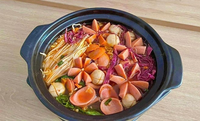 Tít Tít - Mỳ Xúc Xích Kim Chi & Mỳ Bò Sa Tế