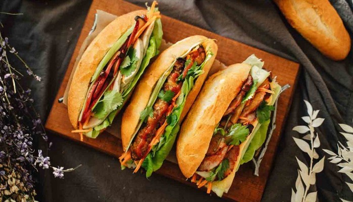 Bánh Mỳ Gì Hòa - Hoa Quả Dầm & Đồ Uống - 30 Trần Huy Liệu