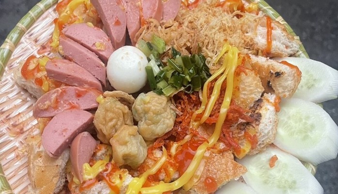 Ăn Vặt Tụi Mình - Bánh Mì Muối Ớt & Bánh Tráng Trộn - Ô Cách