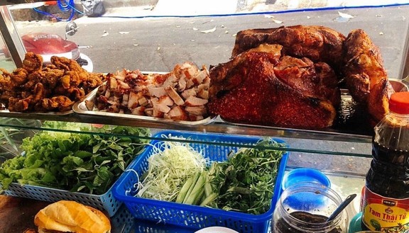 Hai Anh Em - Bánh Mì, Bánh Hỏi Heo Quay - Cách Mạng Tháng 8