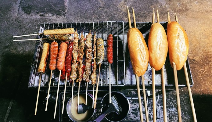 Bánh Mỳ, Thịt Xiên Nướng & Đồ Ăn Vặt - Hoàng Cầu 