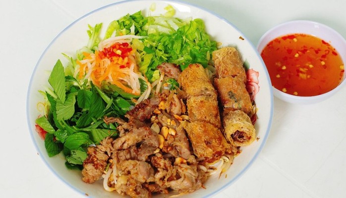 Bún Thịt Xào Chả Giò - Chú Minh