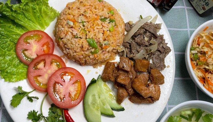 Cơm Chiên Thành Nam - Cơm Gà Bò Sốt Nấm - 1B Thiên Hiền