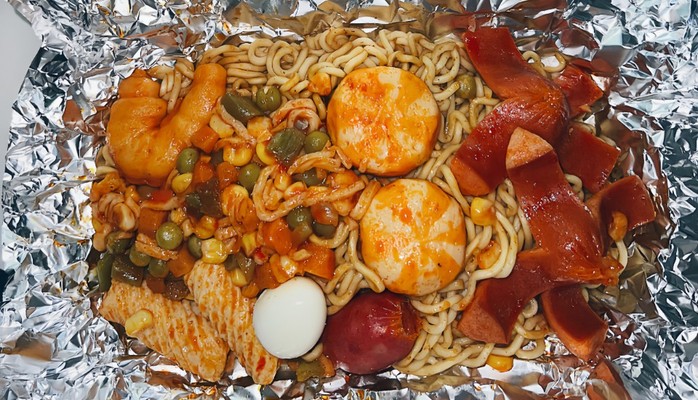 Tiệm Ăn Hạnh Phúc - Mì Trộn Indomie, Bánh Gối & Đồ Ăn Vặt - Định Công