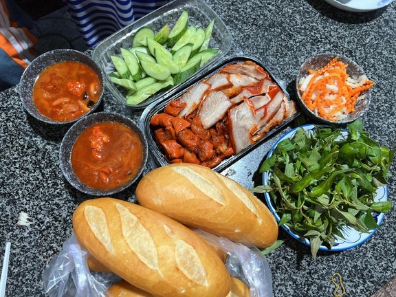 Bánh Mì Phá Lấu Thịt Xá Xíu - Thoa Trương