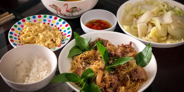 Minh Thư 5 - Cơm Chiên Gà Xối Mỡ