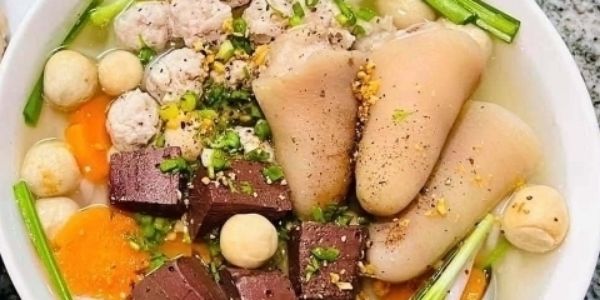 Hủ Tiếu Đuôi Heo - Hồ Thị Kỷ