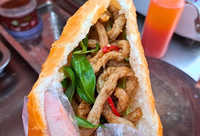 Bánh Mì Chả Cá Sợi Má Hải - Nguyễn Quyền